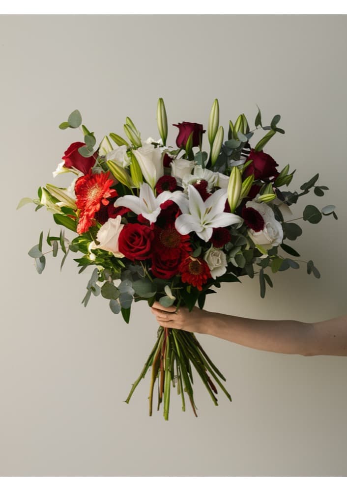 Rot-weißer Handstrauß mit Lilien, Rosen und Eukalyptus — Rot-Weiß Handstrauß, handgebundener Strauß von Blumen im Westend in Frankfurt