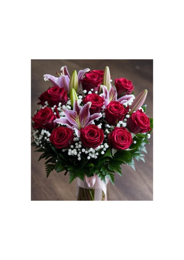 Rote Rosen mit rosa Lilien — Rubinherz, handgebundener Strauß von Blumen im Westend in Frankfurt